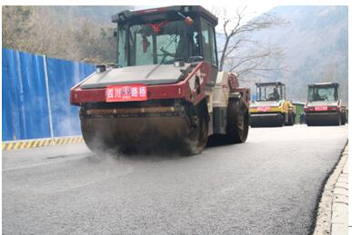 九寨溝景區(qū)項(xiàng)目瀝青路面試驗(yàn)段鋪筑成功